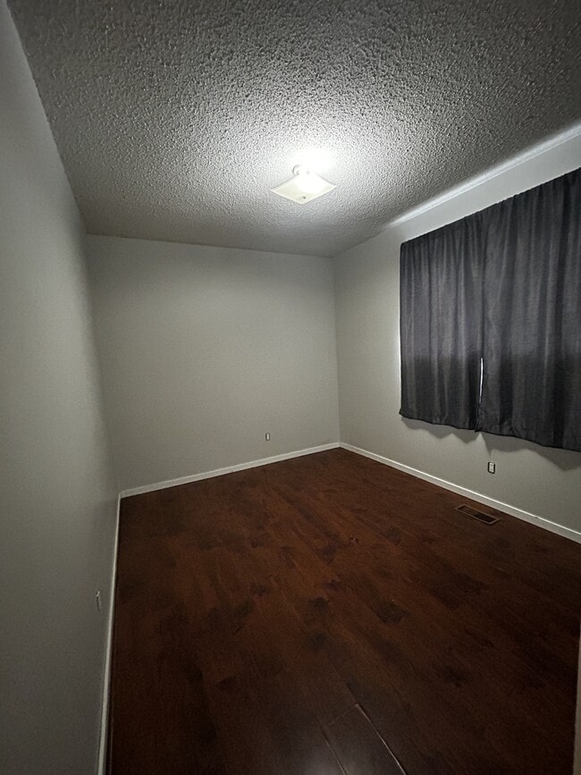 Building Photo - 1386 Lewis Dr