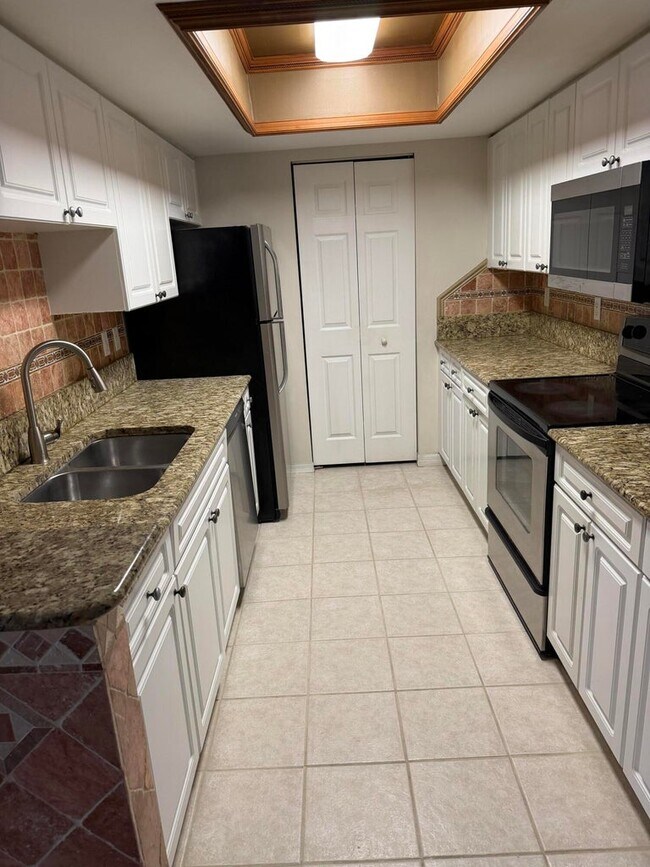 Foto del edificio - 1500 Crestwood Ct S