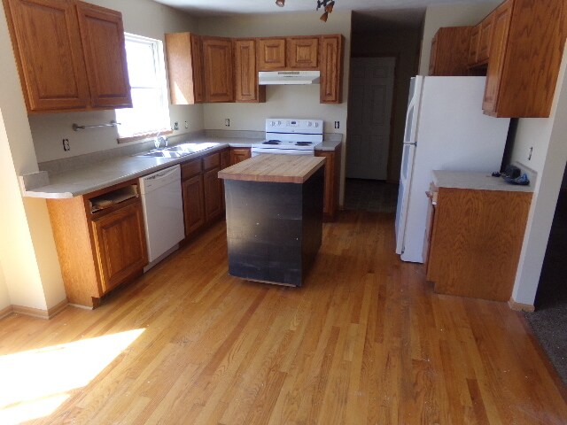 Building Photo - Very Nice 3 level home near Leffler Middle...