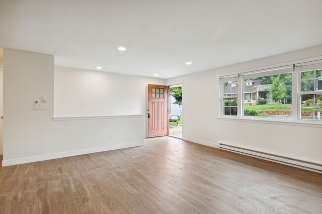 Building Photo - 1421 Spruce Ave