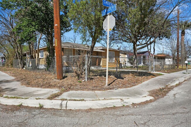 Foto del edificio - **50% Off First Month's Rent!**Newly Renovated 3 Bed / 2 Bath Home with Hardwood Floors & Spaciou...