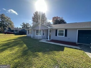 Building Photo - 205 Woodlawn Dr