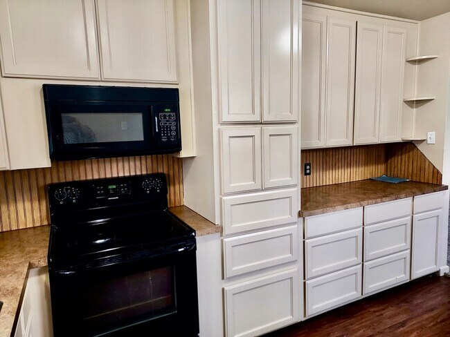 Building Photo - FOR LEASE! Nice 3 BR - 2 Bath - 2 Car Gara...
