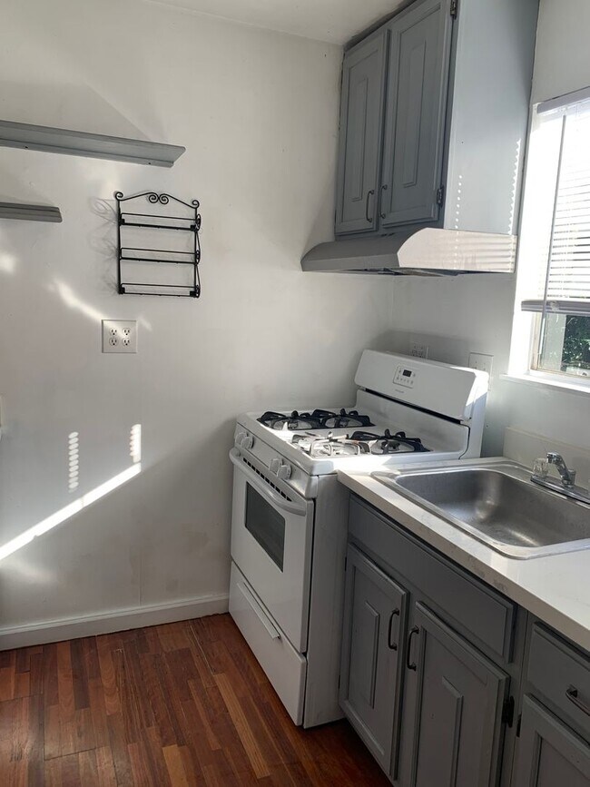 Building Photo - Charming Oakland Unit In The Dimond District!