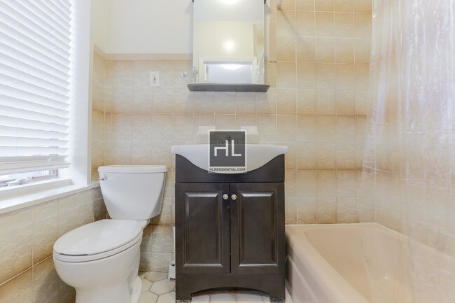 Foto del edificio - Jumbo 1 Bedroom Apartment w/ French Doors!