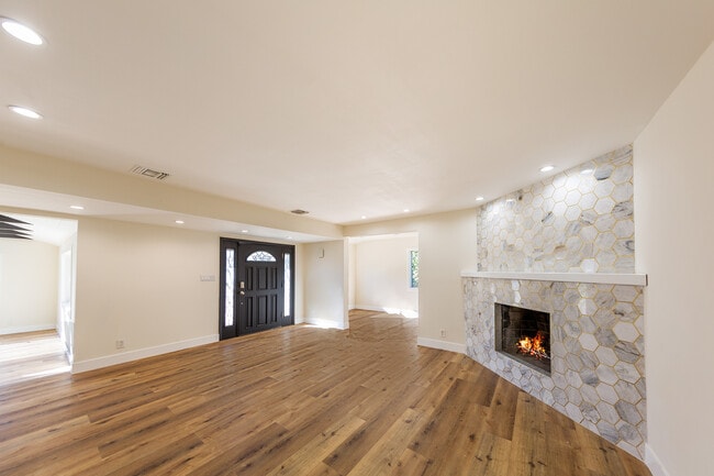 Building Photo - 23105 Dolorosa St