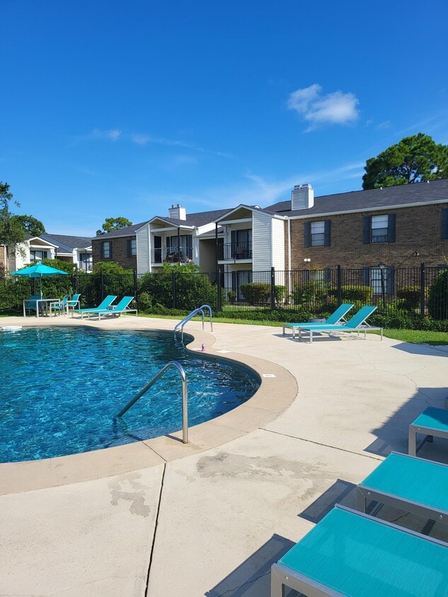Primary Photo - Edgewater Pointe
