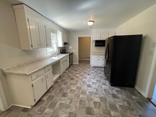 Building Photo - Rancher Home