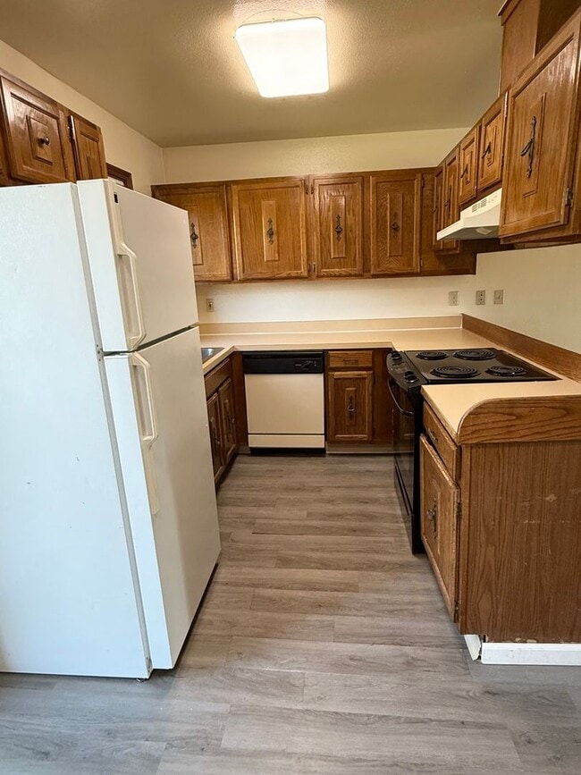 Building Photo - 2BR 1.5BA | Midtown Townhouse Style | Pets...