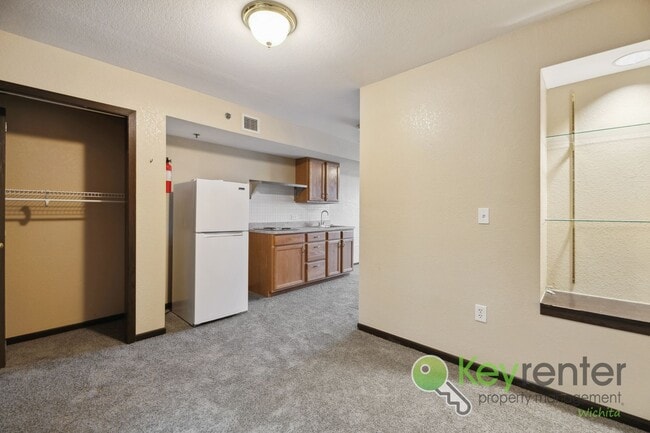 Building Photo - $650 / 1 br / 1.0 ba / 630 sqft Simple Living - Studio Apartments!