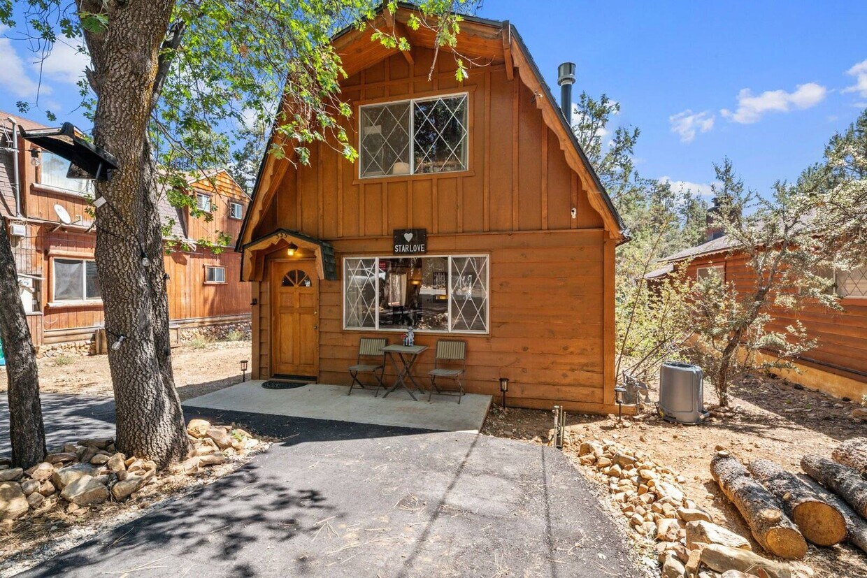 Foto principal - 355 Pine Ln