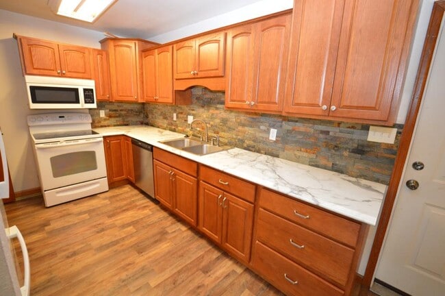 Foto del edificio - 100 Clover Ct