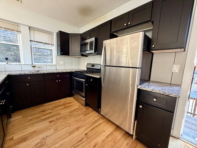 Foto del edificio - 4117 W Lawrence Ave