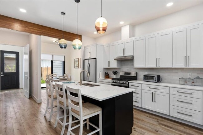 Building Photo - Downtown Townhouse