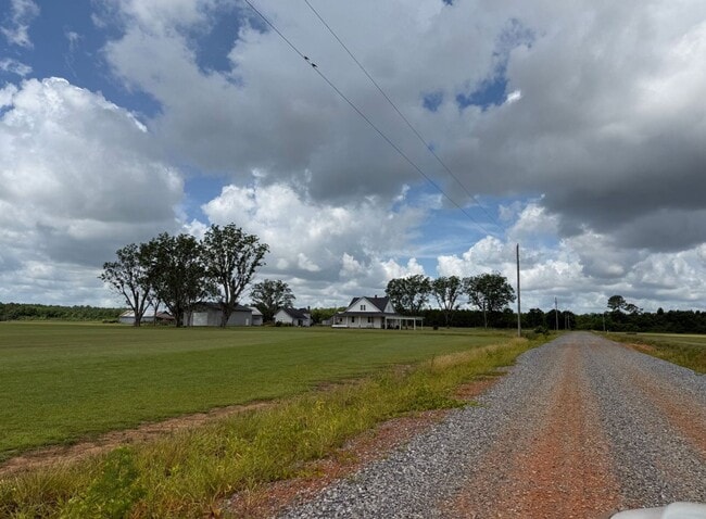 Building Photo - Charming Country Farmhouse in Elberta!