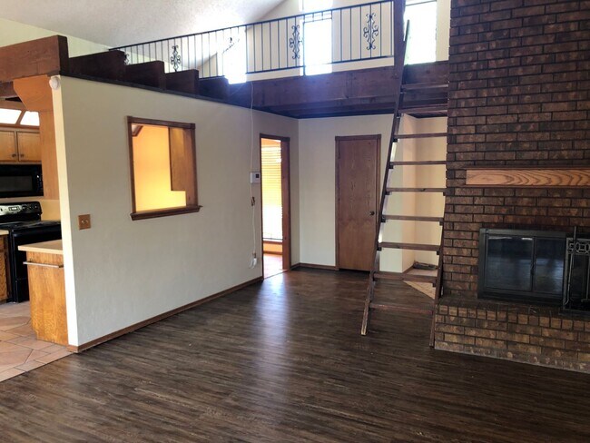 Foto del edificio - New Luxury viny Plank and paint. 3 bedroom + loft home for lease in Moore!  2 baths, 2 car garage...