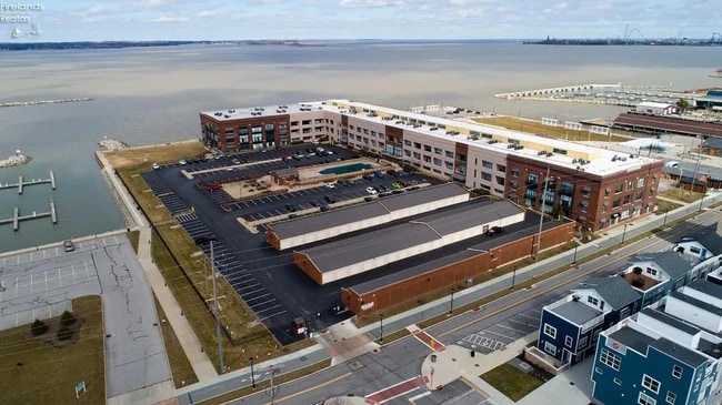 Building Photo - 401 W Shoreline Dr