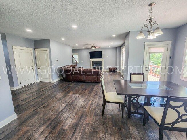 Foto del edificio - 5 Bedroom, 4 bath Two-story in Urbandale b...