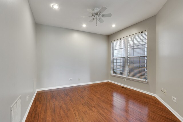 Foto del edificio - 135 Old Oak Ct E
