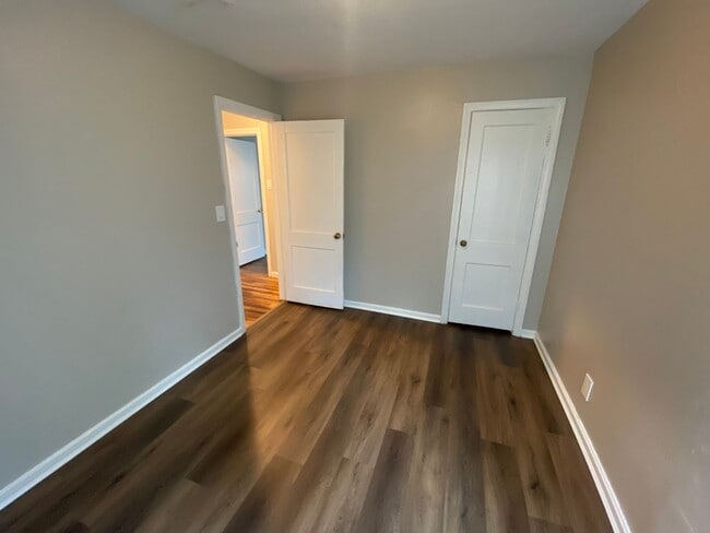 Building Photo - $950 - 2 bedroom / 1 bathroom home with a ...