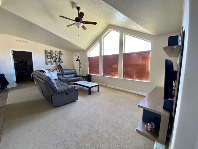 Foto del edificio - Hellgate Elementary School Area - 3 Bed, 2 Bath, Garage and a Fenced Yard