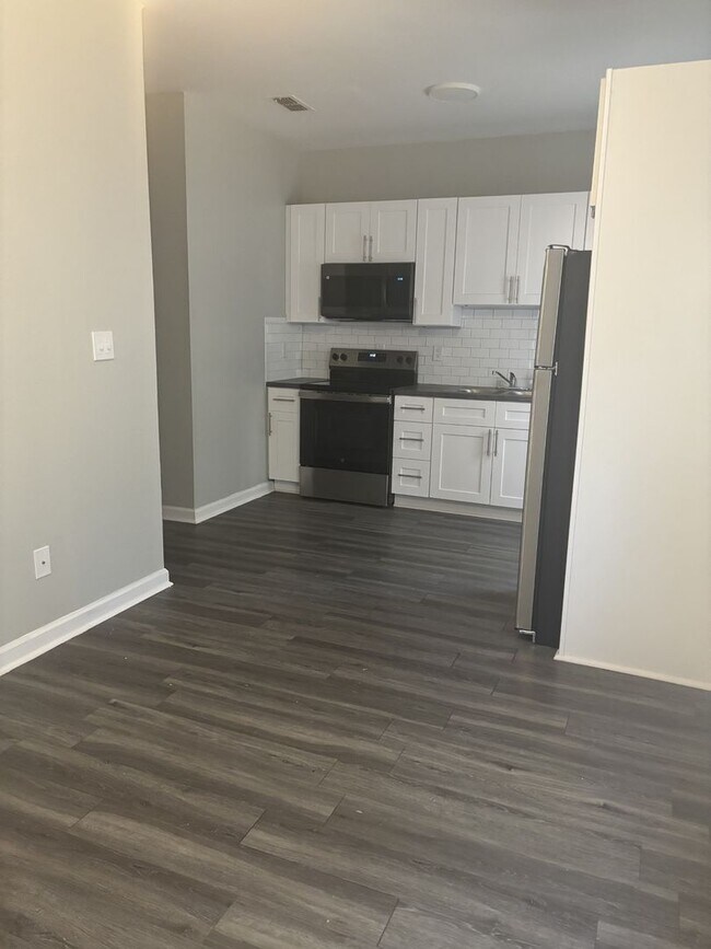 Building Photo - Cozy Two Bedroom, 1 Bath (Plus Bonus room) Home - Across the Street from the Set at FAMU!