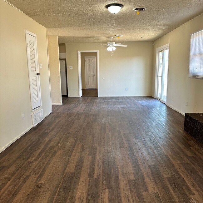 Foto del edificio - 3 Bedroom 2 Bath Home Available Now!