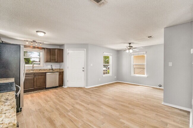 Foto del edificio - Charming 3-Bedroom Home Near Downtown Pens...