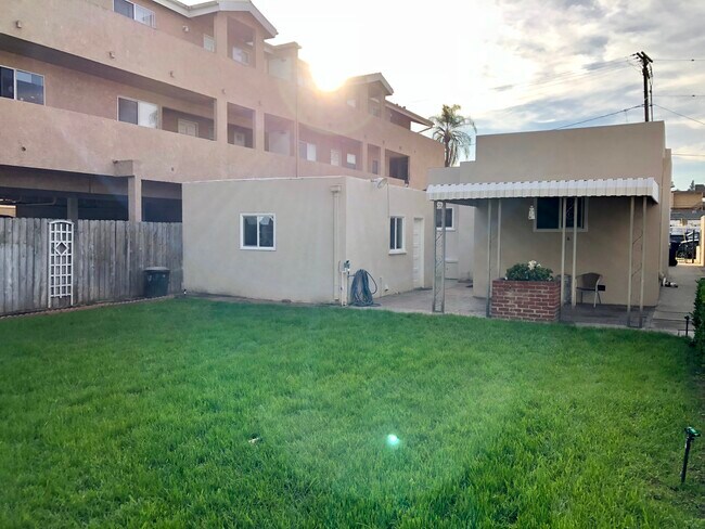 Building Photo - 1220 Termino Ave