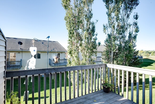 Building Photo - 3 bed 2bath townhome finished basewment , double garage, deck