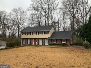 Building Photo - 3896 Parkcrest Dr NE