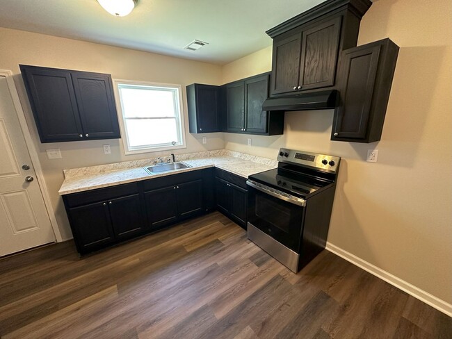 Building Photo - Beautifully Remodeled 2 Bedroom / 1 Bath D...
