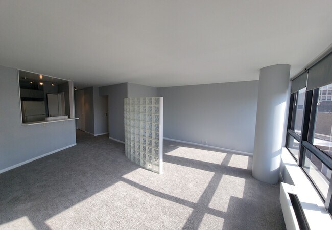 Building Photo - 5415 N Sheridan Rd
