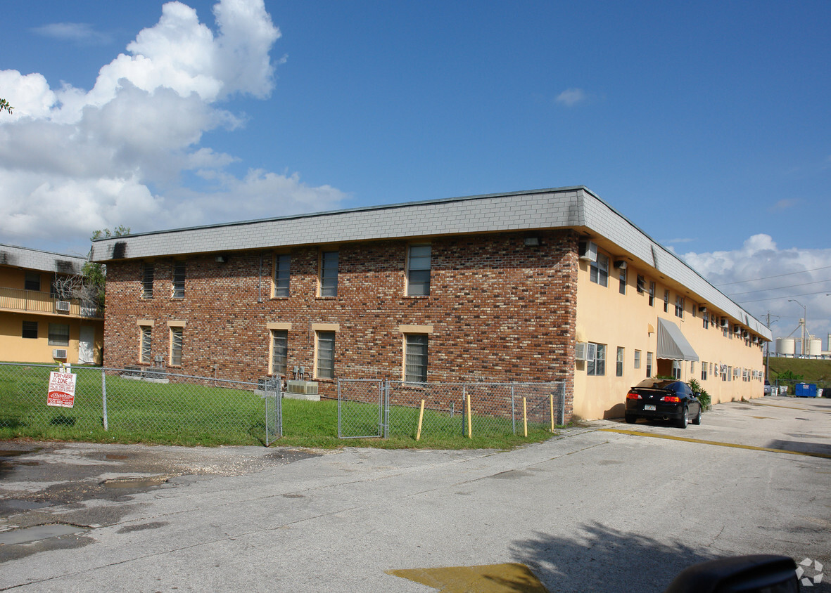 Building Photo - Garden Lakes Apartments