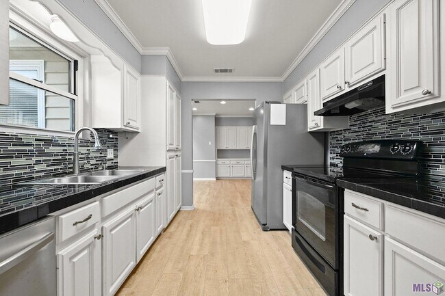 Foto del edificio - 5952 Fort Clarke Dr N