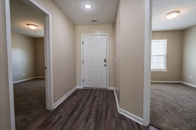 Foto del edificio - 346 Whispering Pines Rd