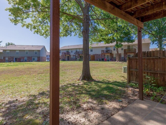 Foto del edificio - 2317 Highland Hill Dr