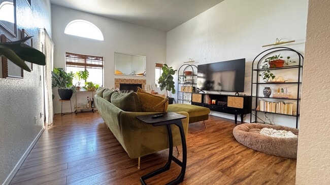 Building Photo - Nort Central (Prince and Country Club) 2 b...