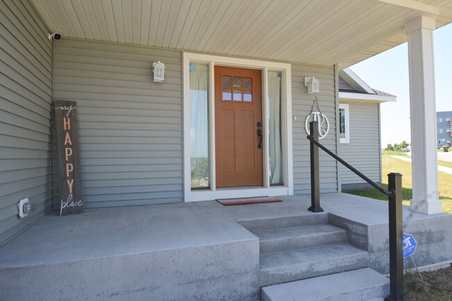 Foto del edificio - Beautiful, Modern, Updated, 4 Bed 3 Bath A...