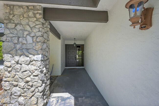 Foto del edificio - 1800 Primrose Ln
