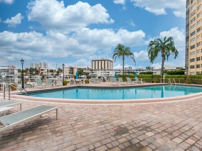 Foto del edificio - 100 Golden Isles Dr