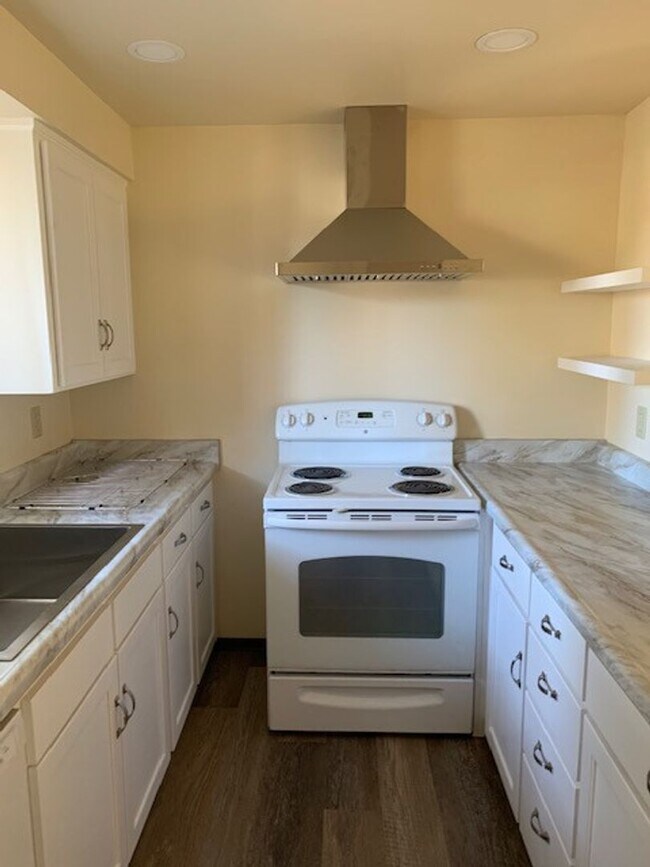 Building Photo - 4 bedroom ~ 1.5 bathroom House Located in ...