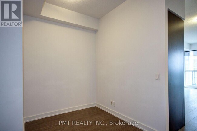 Photo du bâtiment - 2220 Lake Shore Blvd W