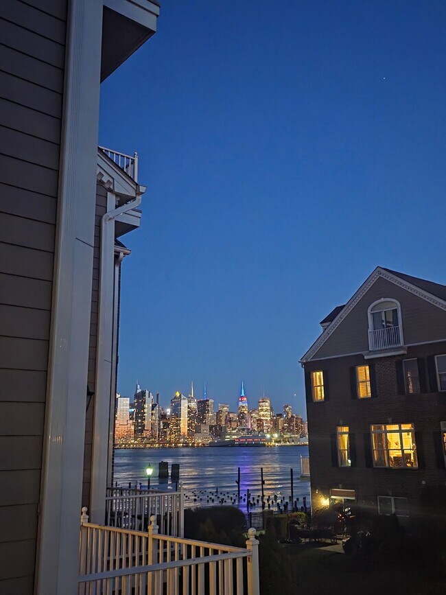 Foto del edificio - 490 Fulton Ct