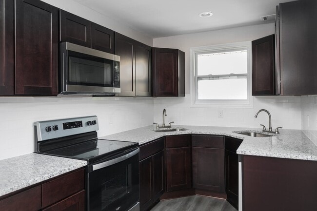 Building Photo - Stunning 2 Bedroom Apt - Bancroft Court