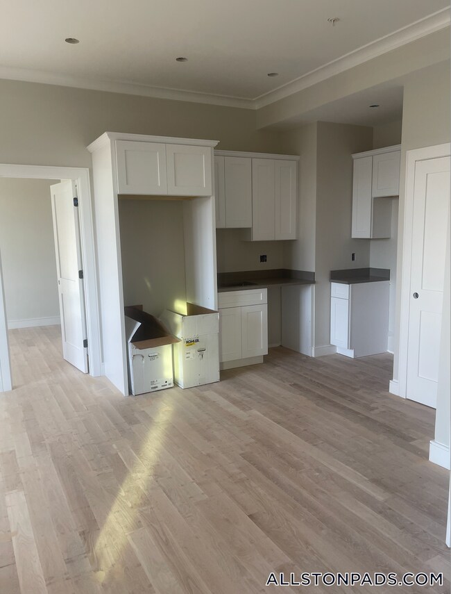 Building Photo - 16-18 Highgate (Roomate Rental) St.