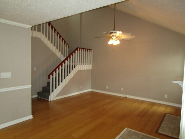 Building Photo - 3 Bedroom/2 Bath Condo Near Avalon!