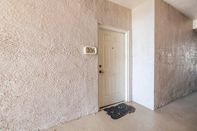 Building Photo - 3021 Alcazar Pl