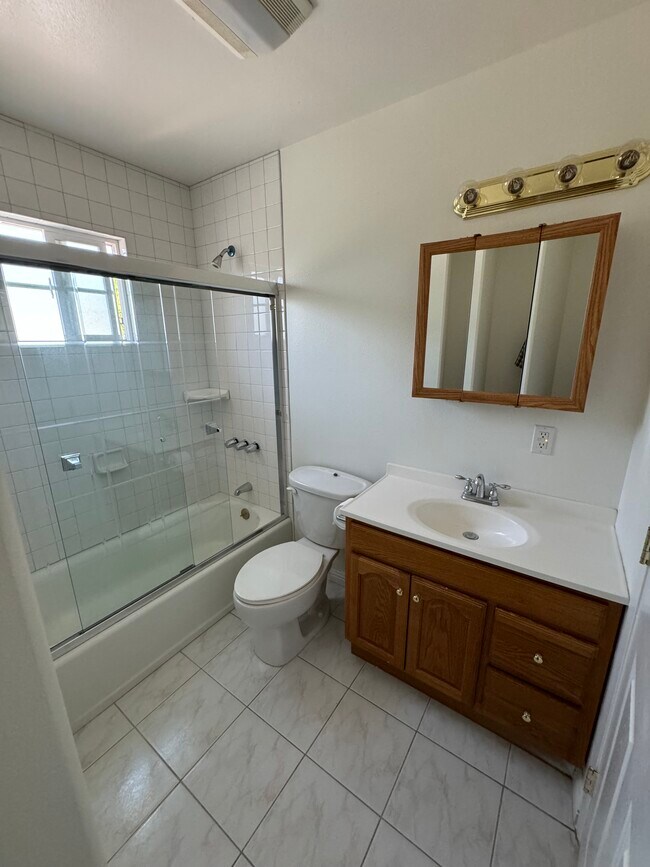 Building Photo - 923 Royal Oaks Dr