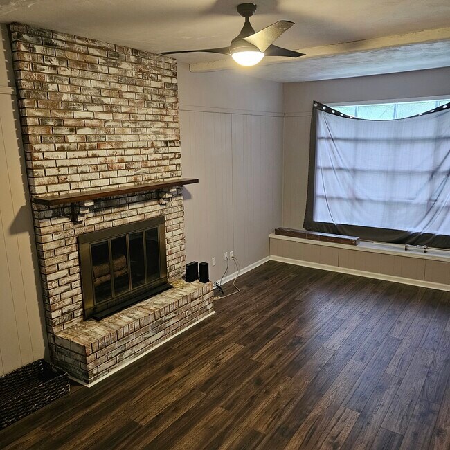 Building Photo - 4403 Estate Dr